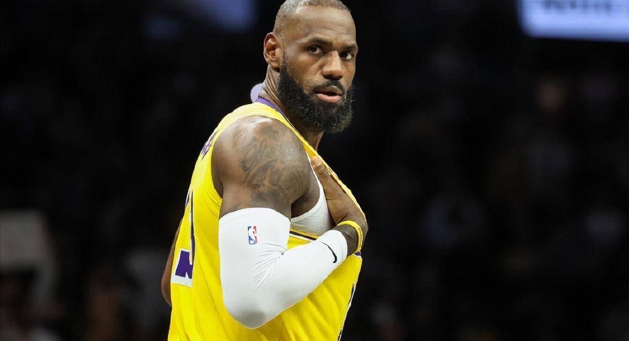 詹姆斯回归赛场，大胜首场状态亮眼，独行侠观众沸腾！的简单介绍